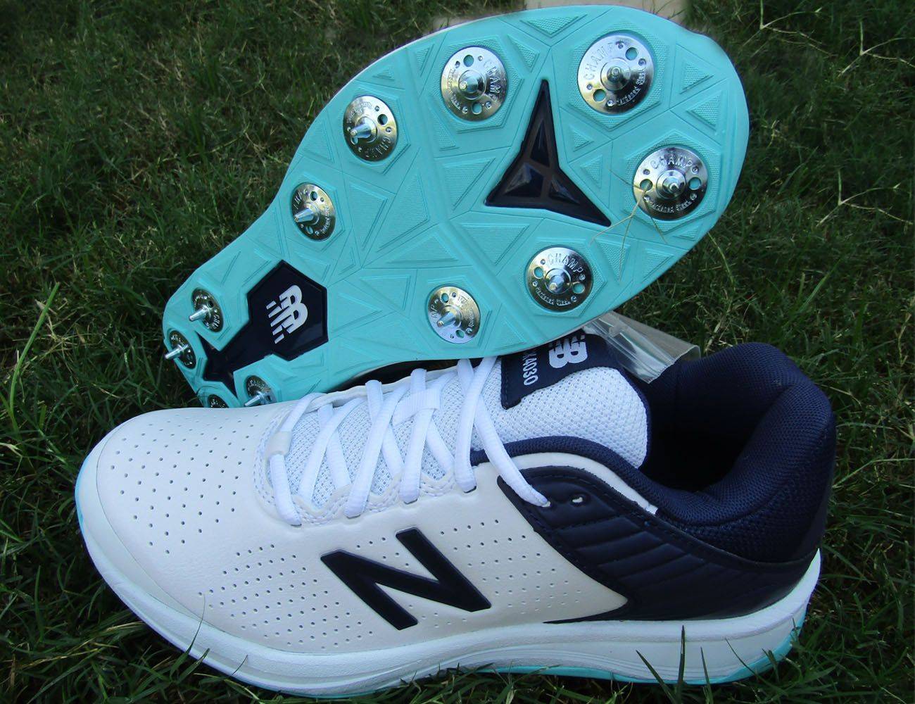 NB_cricket_shoes_