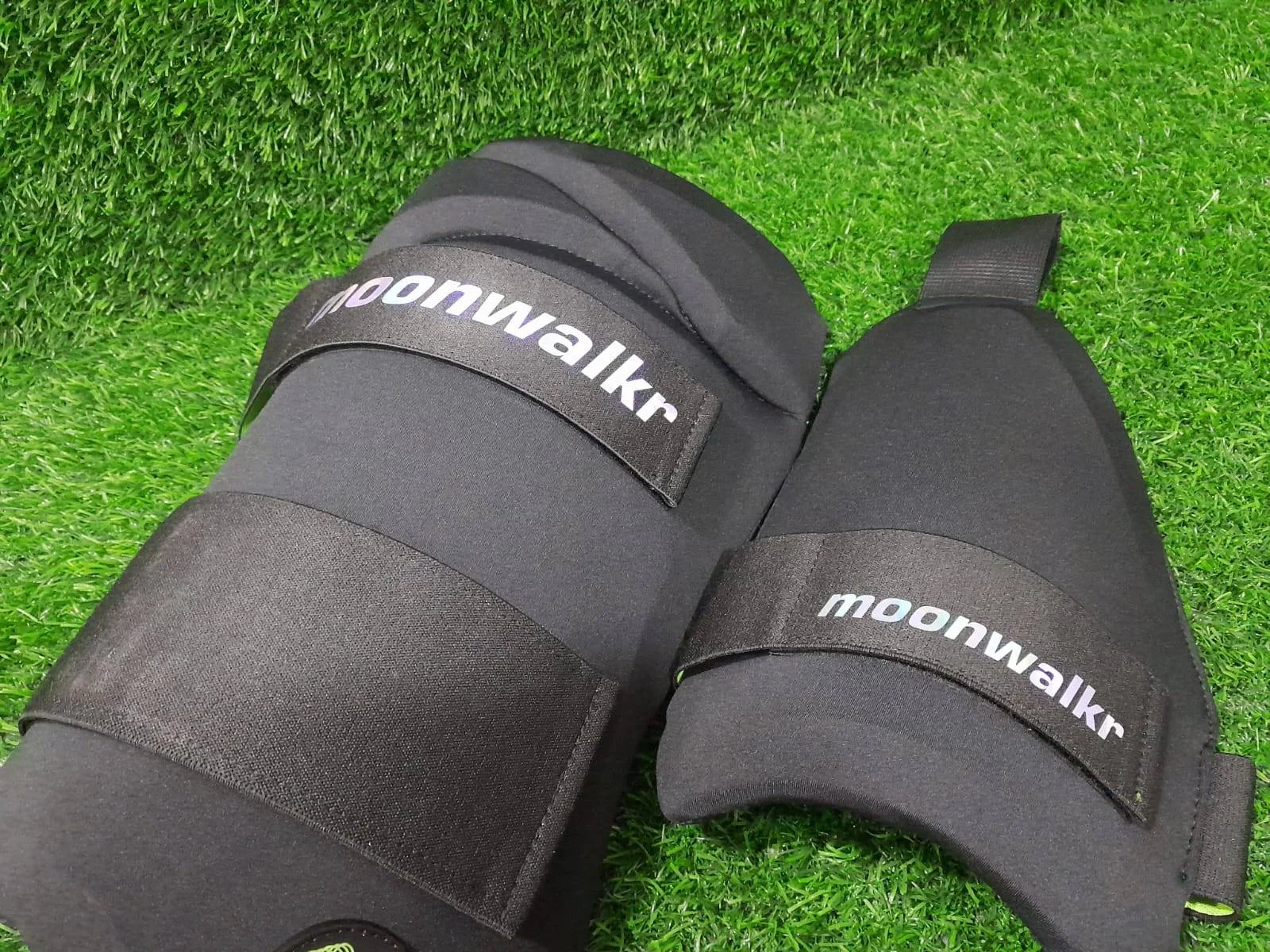 Moonwalkr 2.0 thigh guard (Moonwalkr Thigh pads) Size -Black color Medium